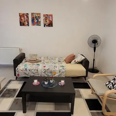 1 Min To Metro, Cosy Flat For 8 Guests, 1st Floor