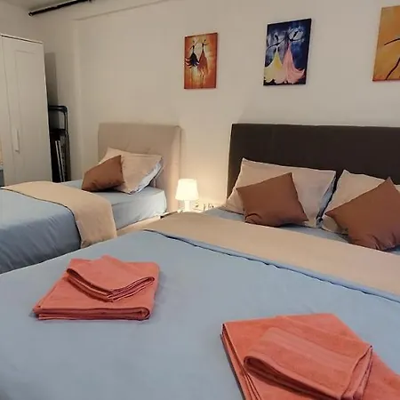 1 Min To Metro, Cosy Flat For 8 Guests, 1st Floor