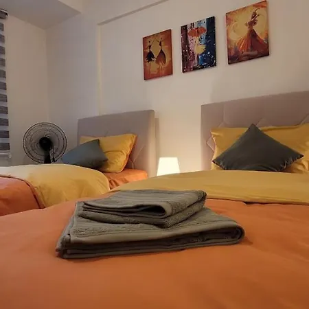 1 Min To Metro, Cosy Flat For 8 Guests, 1st Floor Apartment *