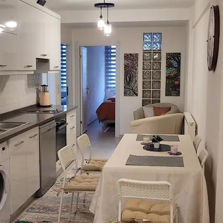 1 Min To Metro, Cosy Flat For 8 Guests, 1st Floor * اسطنبول