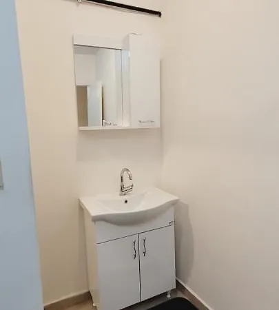 Апартаменты 1 Min To Metro, Cosy Flat For 8 Guests, 1st Floor