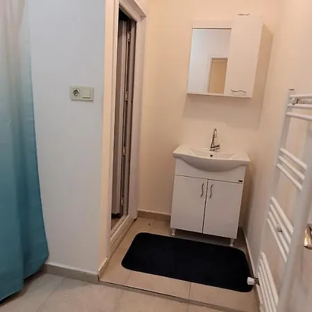 Апартаменты 1 Min To Metro, Cosy Flat For 8 Guests, 1st Floor
